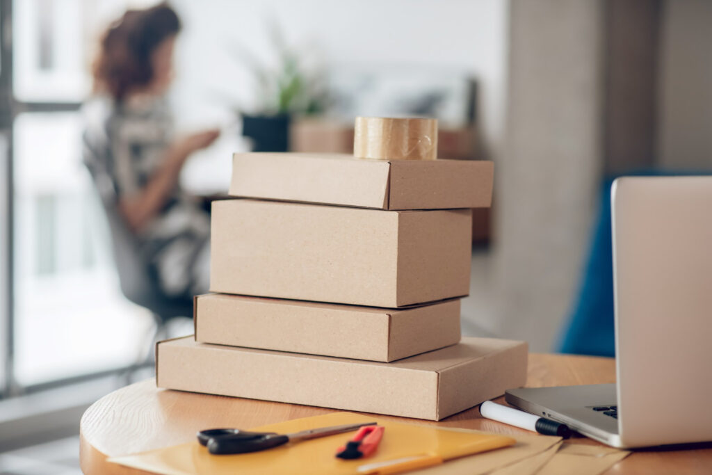 Kartony klapowe vs fasonowe – który wybrać i kiedy Kompletny przewodnik dla e-commerce i logistyki